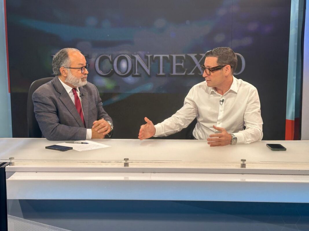 El empresario turístico Edward De Valle a la derecha entrevistado por el periodista Napoleón de la Cruz