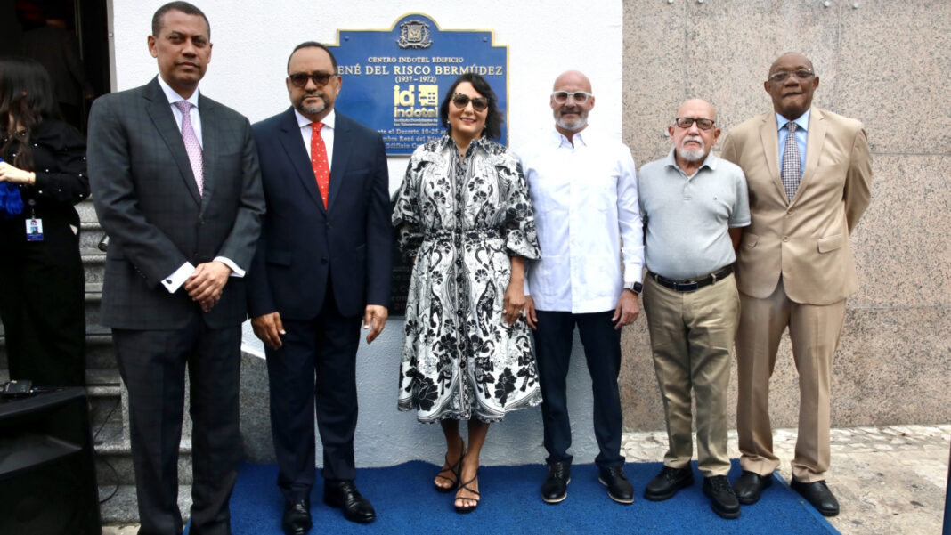 Indotel cambia nombre del edificio del Centro Cultural a “René del Risco Bermúdez” y develiza tarja en su honor