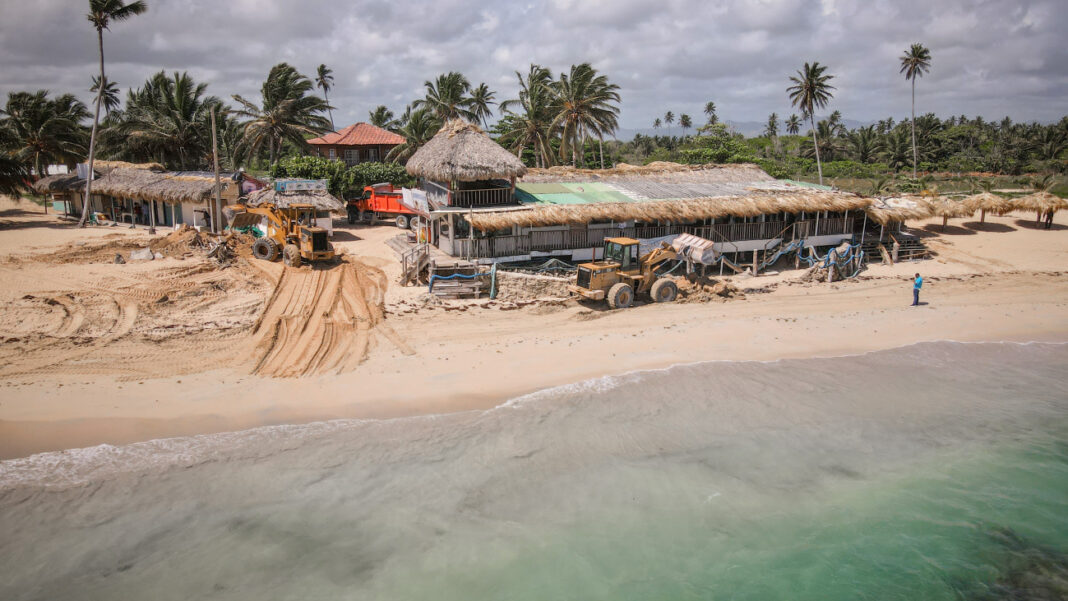 La Ley 305-68 establece una franja marina de 60 metros de ancho partiendo de la línea de pleamar hacia la tierra, impactando todas las costas y playas del territorio nacional.
