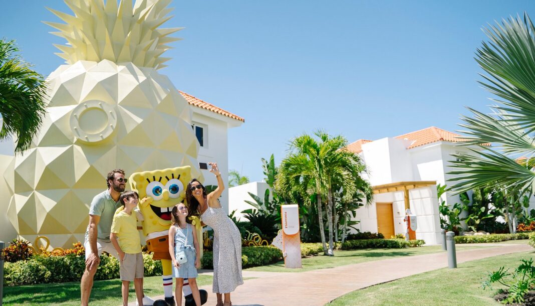 Nickelodeon Hotels & Resorts Punta Cana cuenta con 400 suites, villas y habitaciones swim-up con muchas comodidades para familias jóvenes.