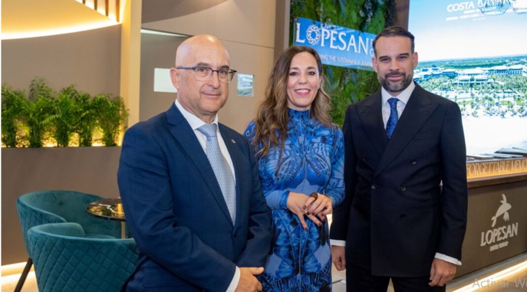 De izquierda a derecha, Miguel Ángel Rodríguez, director de Ordenación y Promoción Turística de Canarias; Yessica de León, consejera de Turismo de Canarias y José Alba,director general de Lopesan Hotel Group, ayer en la feria ITB de Berlín. Fuente Grupo Lopesan.