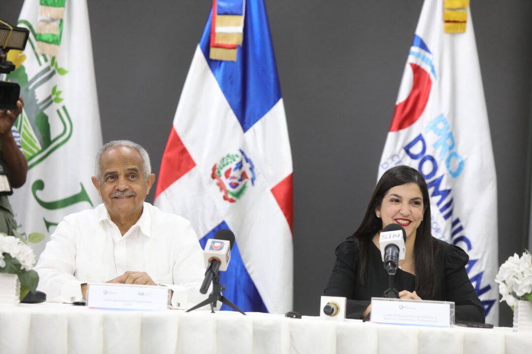 Osmar C. Benítez, presidente ejecutivo de la Junta Agroempresarial Dominicana (JAD) y Biviana Riveiro, directora ejecutiva de ProDominicana