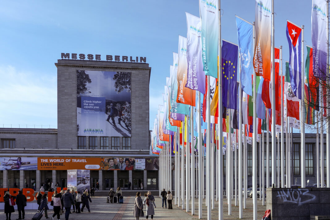 Panoramica de la entrada del Centro de Convenciones Messe Berlín donde se desarrolla la ITB 2025.