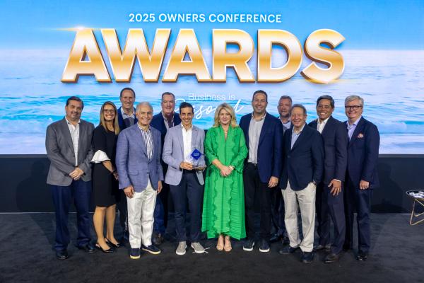 Park Hospitality Holdings recibe premio en honor a Corry Oakes, cofundador y director ejecutivo de OTO Development; otros propietarios, operadores y desarrolladores recibieron honores