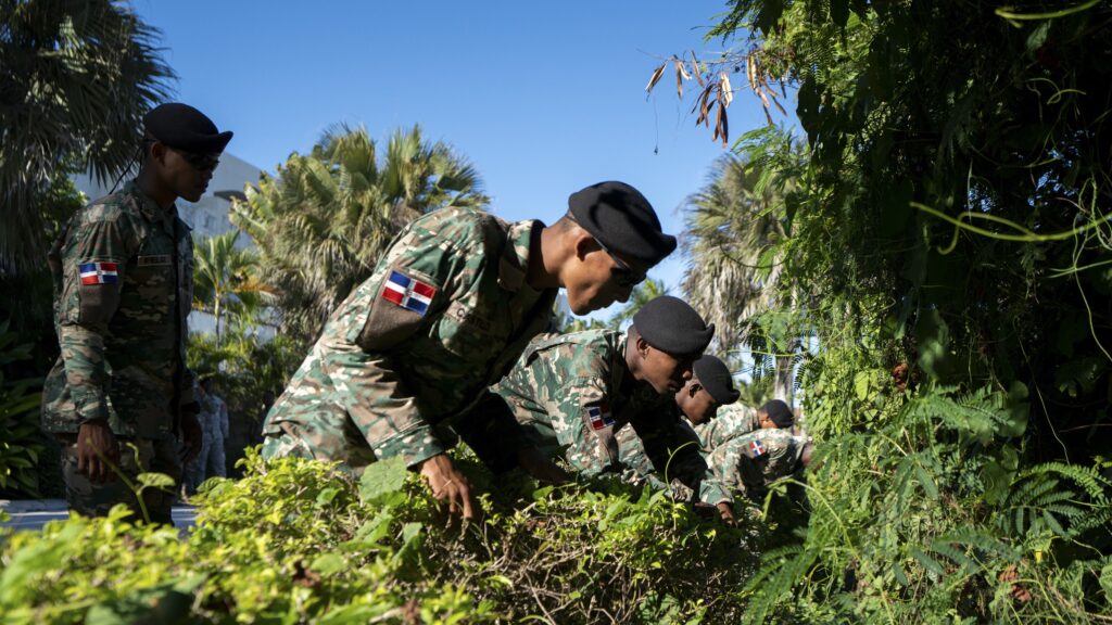 Personal militar dominicano en una jornada de búsqueda de la joven estudiante turista desaparecida en Punta Cana.