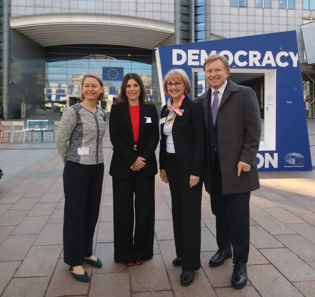 Virginia Messina, Vicepresidenta Senior del WTTC, Suzanne Neufang, CEO de GBTA al centro junto a líderes del sector privado y CEOs de firmas de cruceros durante el encuentro del Parlamento Europeo.