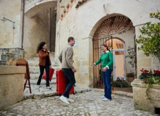 La consulta pública sobre el Registro Nacional de Hospedaje Turístico (Renatur) vencía hoy y el debate pasa a una mesa de diálogo con Turismo y los actores del sector Asonahores (República Dominicana) ha estimado que la pérdida anual de ingresos por impuestos al alojamiento asciende a unos 6800 millones de pesos dominicanos (116 millones de dólares estadounidenses);