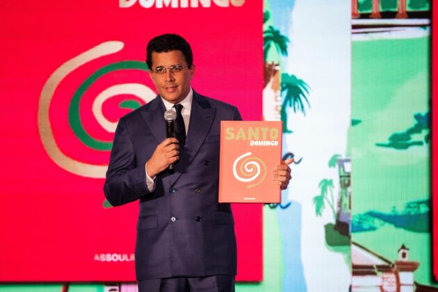 David Collado muestra el libro Santo Domingo durante el encuentro en Miami.