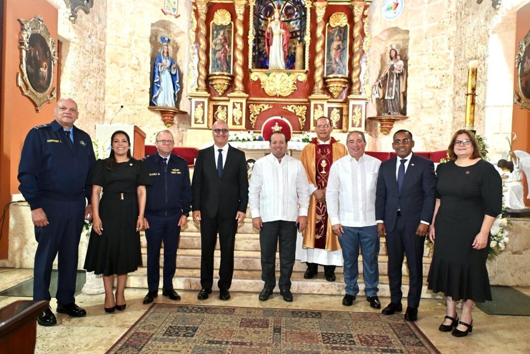 Igor Rodríguez Duran, director general del IDAC, junto al ministro de la Presidencia, José Ignacio Paliza; Aimée Plá Puello, subdirectora general del IDAC; Héctor Porcella, presidente de la Junta de Aviación Civil (JAC); Víctor Pichardo, director ejecutivo del Departamento Aeroportuario; mayor general piloto Floreal T. Suárez Martínez, FARD; general de brigada piloto Enmanuel Souffront Tamayo. FARD, director del CESAC y Bernarda Franco Candelario, secretaria de la Junta de Aviación Civil (JAC).