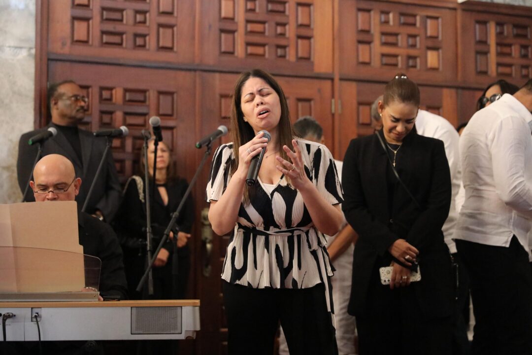 Hija de Rubby Pérez interpretando la última canción que grabó con su padre