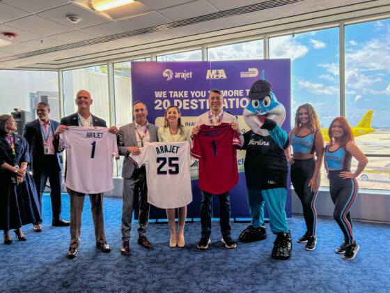 Intercambio de camisetas con el equipo de los Marlins de Florida