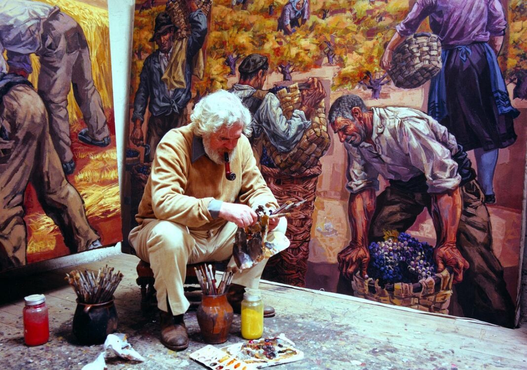 El muralista José Vela Zanetti captado en plena labor de su arte.