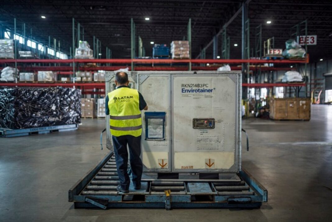 Latam Cargo informó que fueron 860 toneladas de carga farmacéutica transportadas en el primer trimestre de este año, contra 613 toneladas en el mismo período del año pasado.