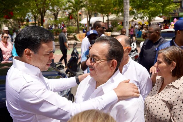 Ministro de Cultura, Roberto Ángel Salcedo junto al senador Cristóbal Venerado Castillo