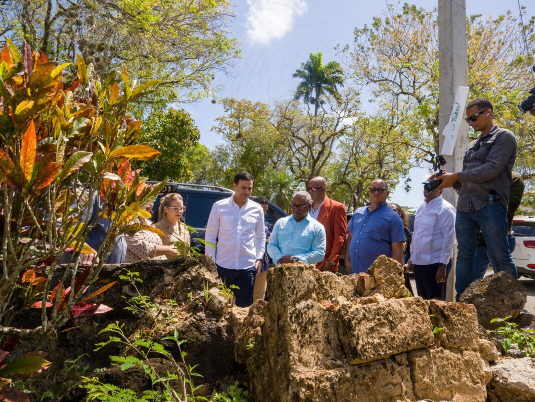 Ministro y otras autoridades del MINC, en su recorrido por Sabana de la Mar