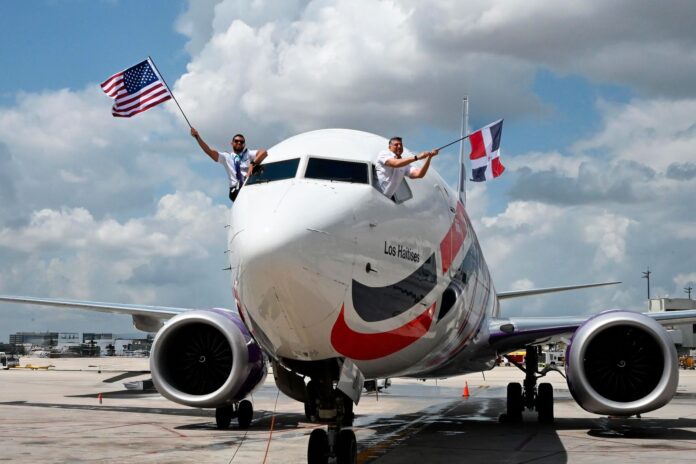 Victor Pacheco ondea la bandera dominicana al llegar a MIA Airport