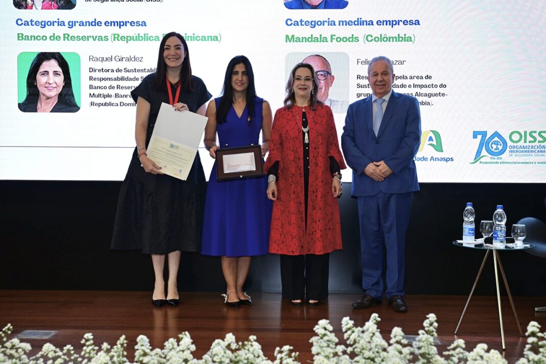 Raquel Giraldez, directora de Sostenibilidad y Responsabilidad Social de Banreservas, y María Laura Duvergé, gerente de Responsabilidad Social de Banreservas, reciben el reconocimiento de Gran Empresa, del premio Iberoamérica Incluye 2024. Les entregan la secretaria general de la Organización Iberoamericana de Seguridad Social (OISS), Gina Magnolia Riaño Barón, y el vicepresidente ejecutivo de la Asociación Nacional de Servidores Públicos, Prevención y Seguridad Social (ANASPS) Brasil, Paulo César Régis de Souza.