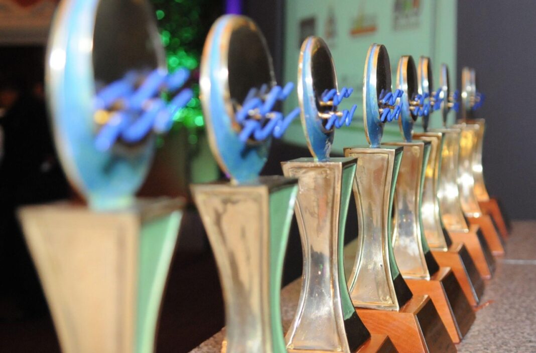 Estatuillas del Premio Nacional de Periodismo Turístico Epifanio Lantigua 2025 que recibirán los ganadores.