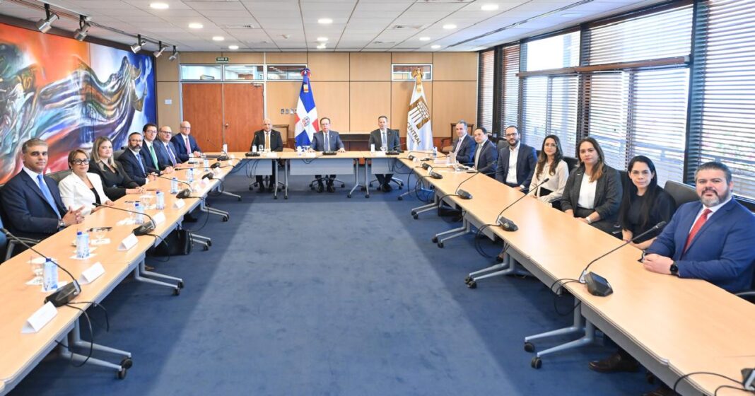 Durante el encuentro del Banco Central y la Cámara Dominicana de Mercados de Capitales, el gobernador mostró su convencimiento de que este mercado es una fuente clave de financiamiento y desarrollo para la economía nacional