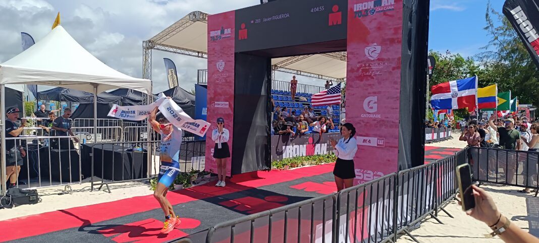 Momento en que Javier Figueroa, de Puerto Rico, entra a la meta del Ironman 70.3 Cap Cana este domingo.