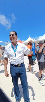 Jorge Subero, presidente ejecutivo de Cap Cana, entrega las medallas a los maratonistas al llegar a la meta del Ironman 70.3 Cap Cana 2025.