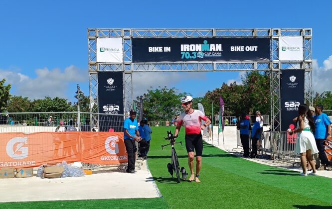 Luego del nado, los atletas realizaban la prueba de ciclismo en el Ironman 70.3 Cap Cana para cerrar con el maratón.