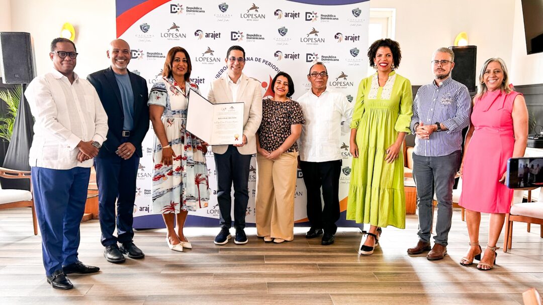 Adompretur y FIPETUR reconocen a Jorge Subero Medina. Le acompañan Luis Santiago Severino, Salvador Batista, Yenny Polanco Lovera, Ibelca Mencía, José Ramón Torres.