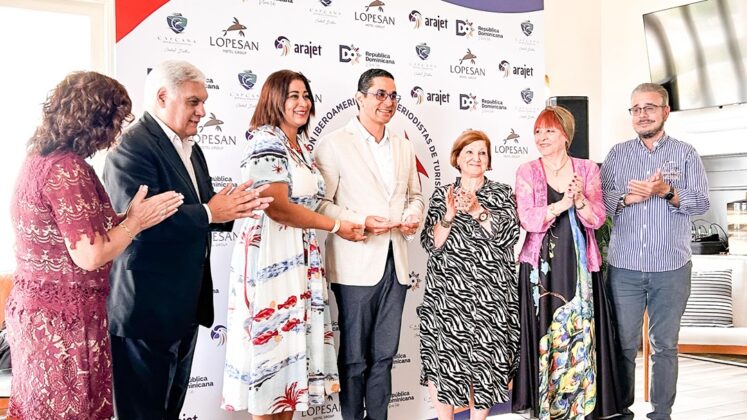 Sara Torres, Fernando Milo, Armando de la Garza, Yenny Polanco Lovera, María Shaw, Karmen Garrido y Luis José Chávez le entregan un reconocimiento a Jorge Subero Medina, presidente ejecutivo de Cap Cana, Ciudad Destino.