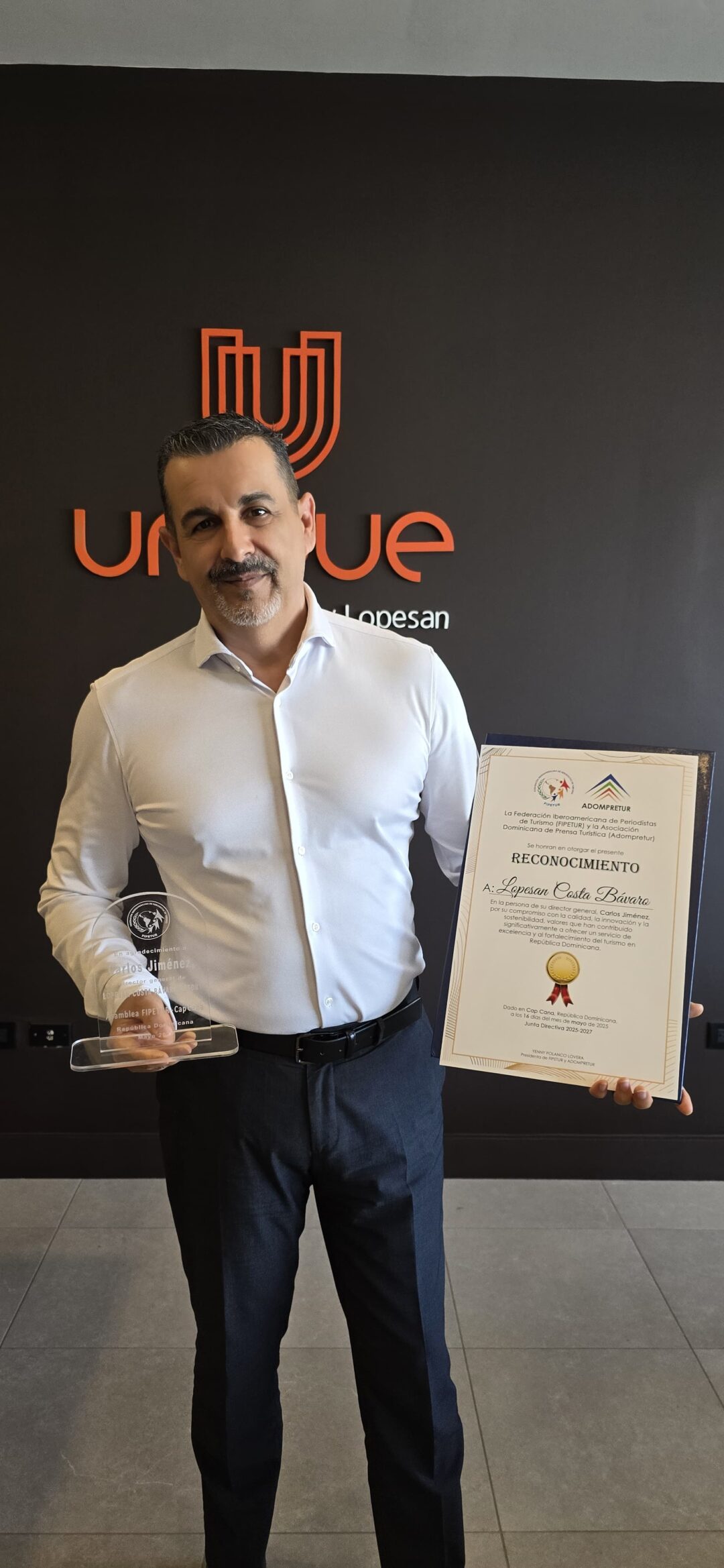 Carlos Jiménez, gerente general de Lopesan Costa Bávaro Resort Spa & Casino fue reconocido por Adompretur y FIPETUR.