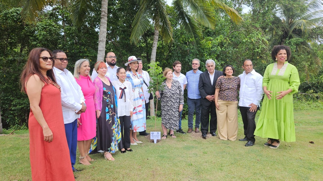 Yenny Polanco Lovera junto a representantes de la Fundación Cap Cana, socios de FIPETUR y Adompretur en la siembra Árbol de la Integración.