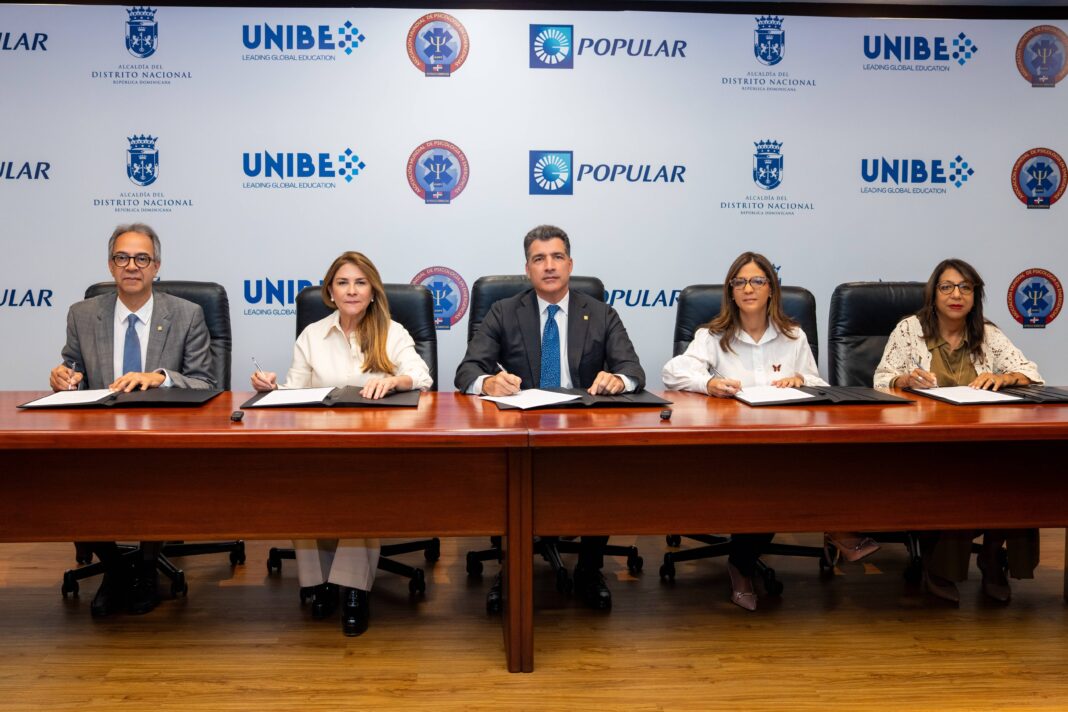 De izquierda a derecha, los señores José Mármol, Carolina Mejía, Christopher Paniagua, Odile Camilo Vincent y Vanessa Espaillat.