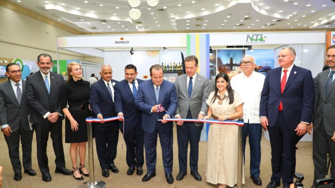 El ministro de la Presidencia, José Ignacio Paliza corta la cinta de apertura de Agroalimentaria 2025 junto al ministro de Industria Comercio y Mypimes, Víctor Bisonó y los ejecutivos de Prodominicana y la JAD.