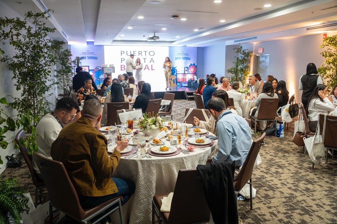 Agentes internacionales invitados al almuerzo