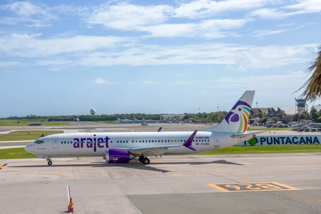 Los pasajeros de Arajet a Orlando volarán a bordo de los modernos Boeing 737 MAX de Arajet, aeronaves de bajo consumo de combustible, reconocidas como la flota más joven de Norteamérica, para una experiencia de viaje cómoda y respetuosa con el medio ambiente.