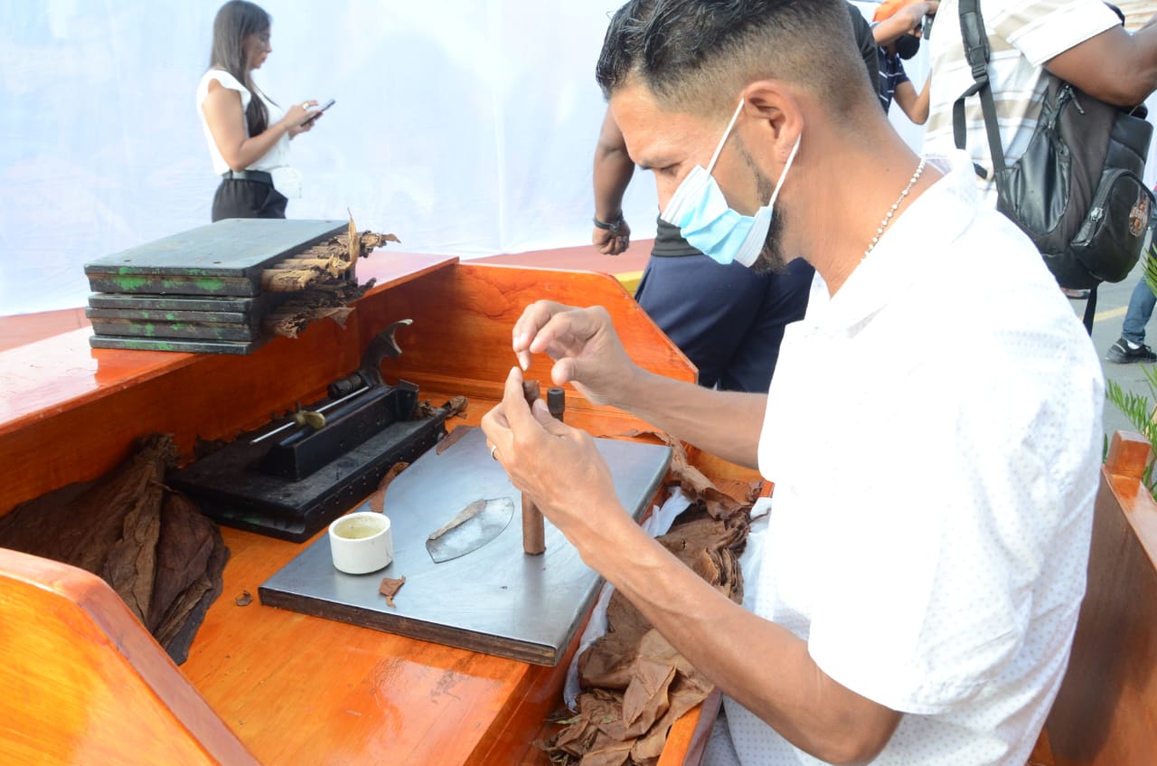 Artesano-elaborando-cigarro