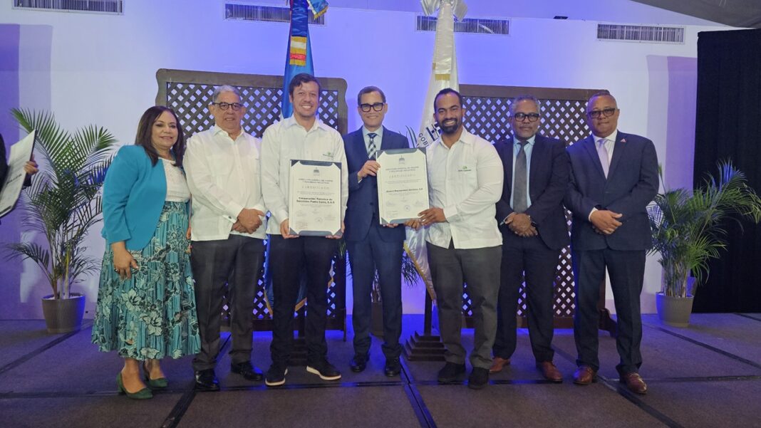 Momento en el que Sr. Jhonathan Sossa, coordinador de Seguridad y Salud en el Trabajo de AMS, y el Sr. Alvin Monegro, gerente de Seguridad Operacional de AMS, reciben los reconocimientos con motivo del Día Mundial de la Seguridad y Salud en el Trabajo.