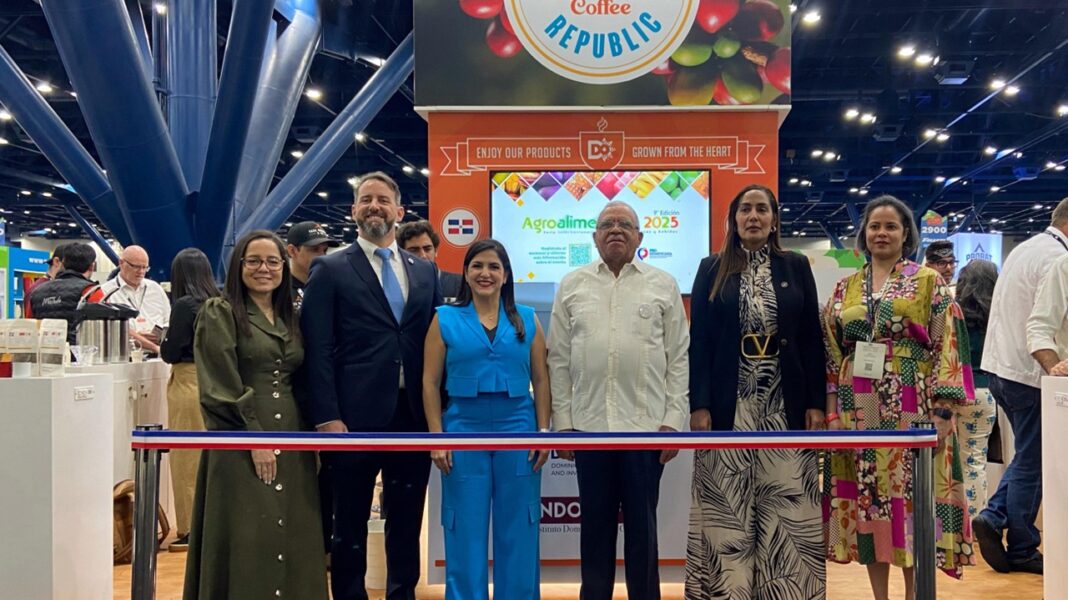 Biviana Riveiro, directora ejecutiva de ProDominicana al centro al momento de la apertura del stand de República Dominicana en Specialty Coffee Expo 2025 e n Houston, Figuran el director ejecutivo de Indocafé, Leónidas Batista Díaz, así como de Leidy Altagracia Rosario, cónsul general de la República Dominicana en Houston, Texas, Estados Unidos, entre otros participantes en la feria.