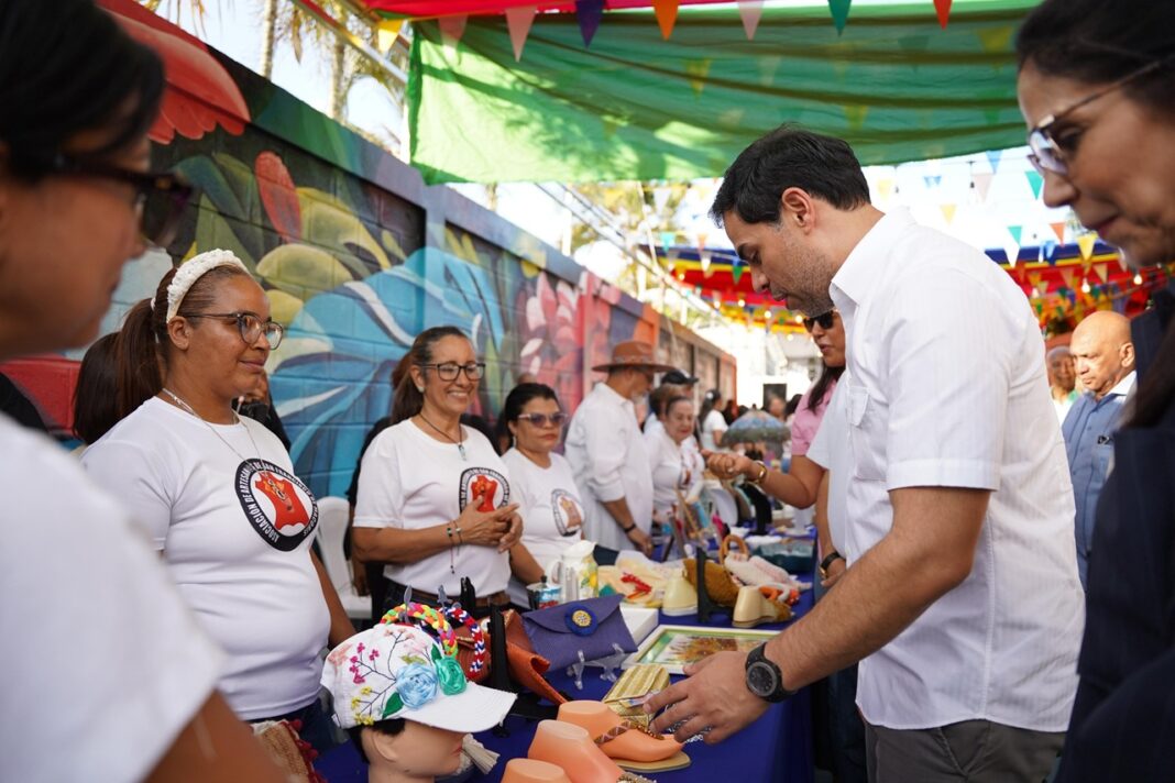 El ministro de Cultura recorre la primera Calle Cultura en San Francisco de Macorís donde inauguró el nuevo programa de la institución.