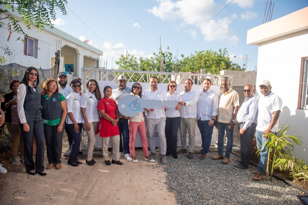 David Barreiro, director genreal de Hilton La Romana junto a Ysis Grey De Los Dolores Santana al centro en compañía de colaboradores del hotel en el momento de la entrega de la quinta Casa Playa que entrega el hotel.