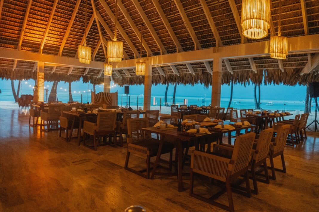 Ubicado en el corazón del resort, YUMAY cuenta con un espacio cuidadosamente diseñado con materiales naturales como madera local, piedra volcánica, barro cocido y fibras de yagua.