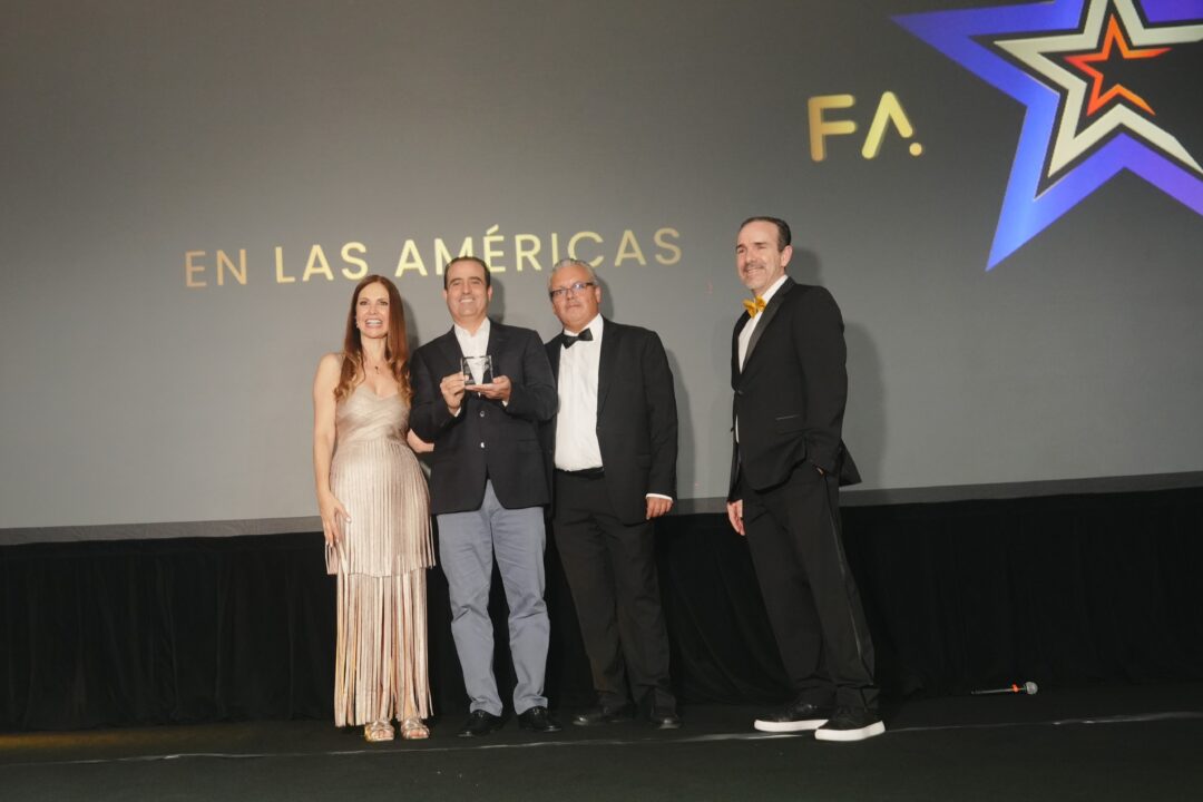 El señor Carlos Peña, vicepresidente Área Banca Digital recibió el galardón que valora el ecosistema de aplicaciones móviles que facilit
