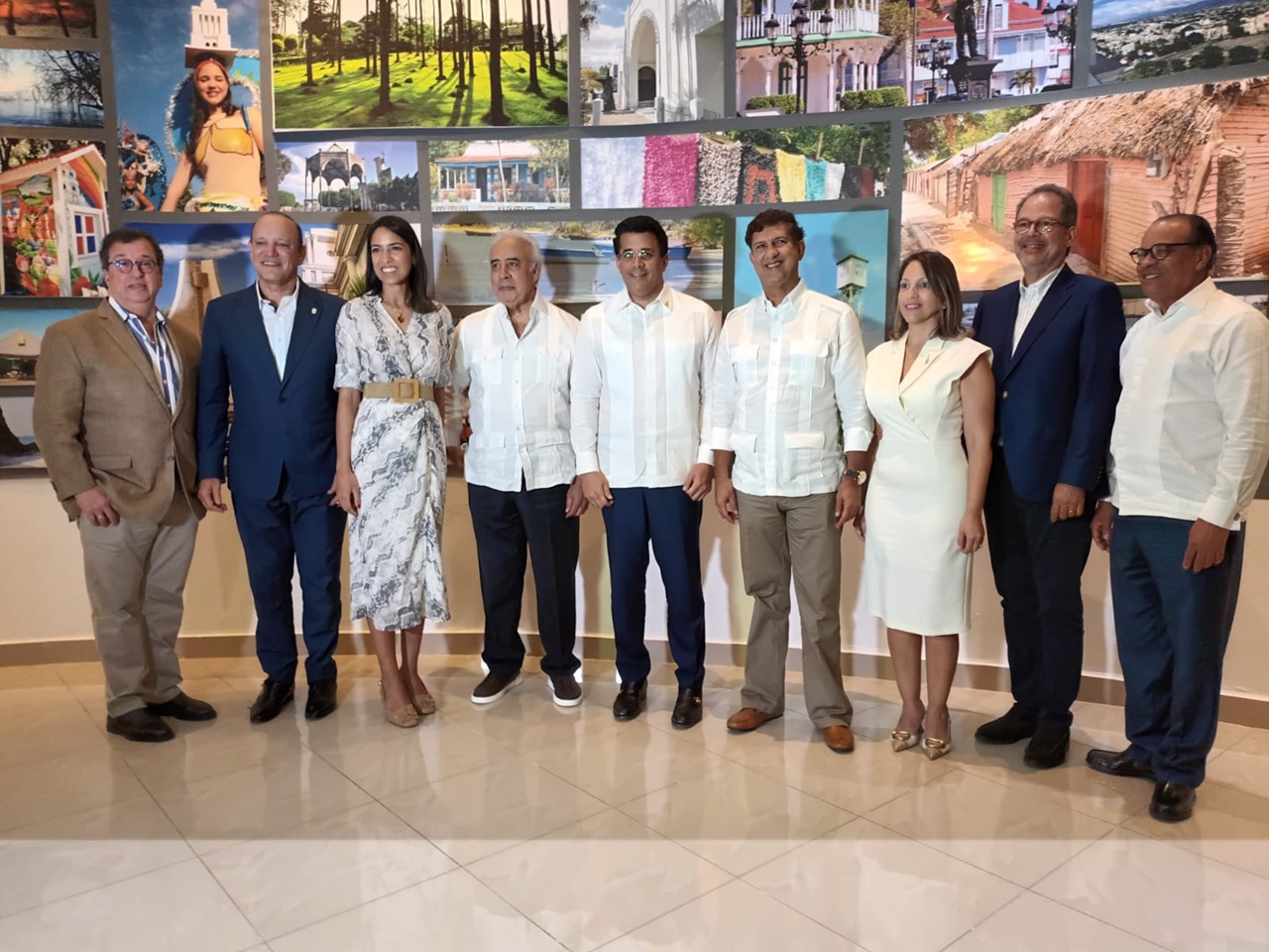 David Collado junto a líderes empresariales de Santiago durante el encuentro en que presentó los resultados de abril del turismo dominicano
