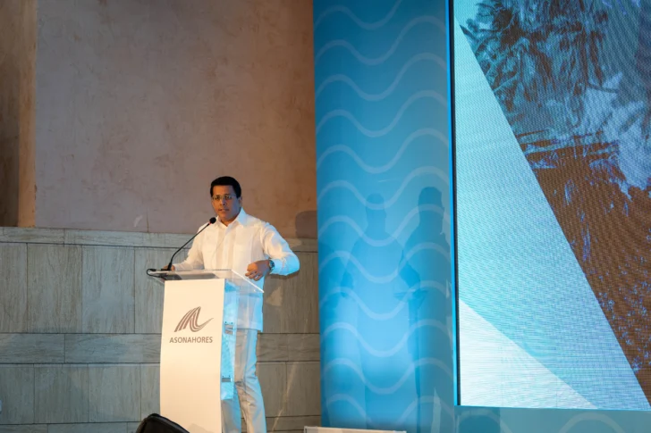 David Collado mientras conversa con la prensa en el DATE de Asonahores en Punta Cana