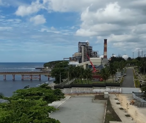 David Collado recorrió distintas parte de Haina para supervisar las obras que allí levanta el Ministerio de Turismo.