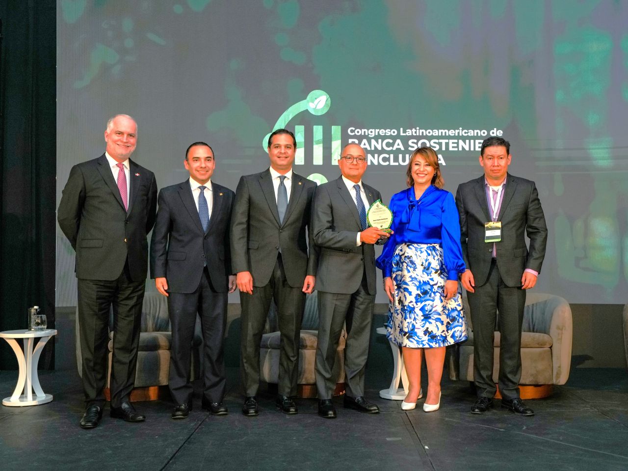 De izquierda a derecha, los señores Alejandro Fernández Whipple, Francisco García, Robinson Bou, Juan Lehoux, Rosanna Ruiz, y Jorge Saza.