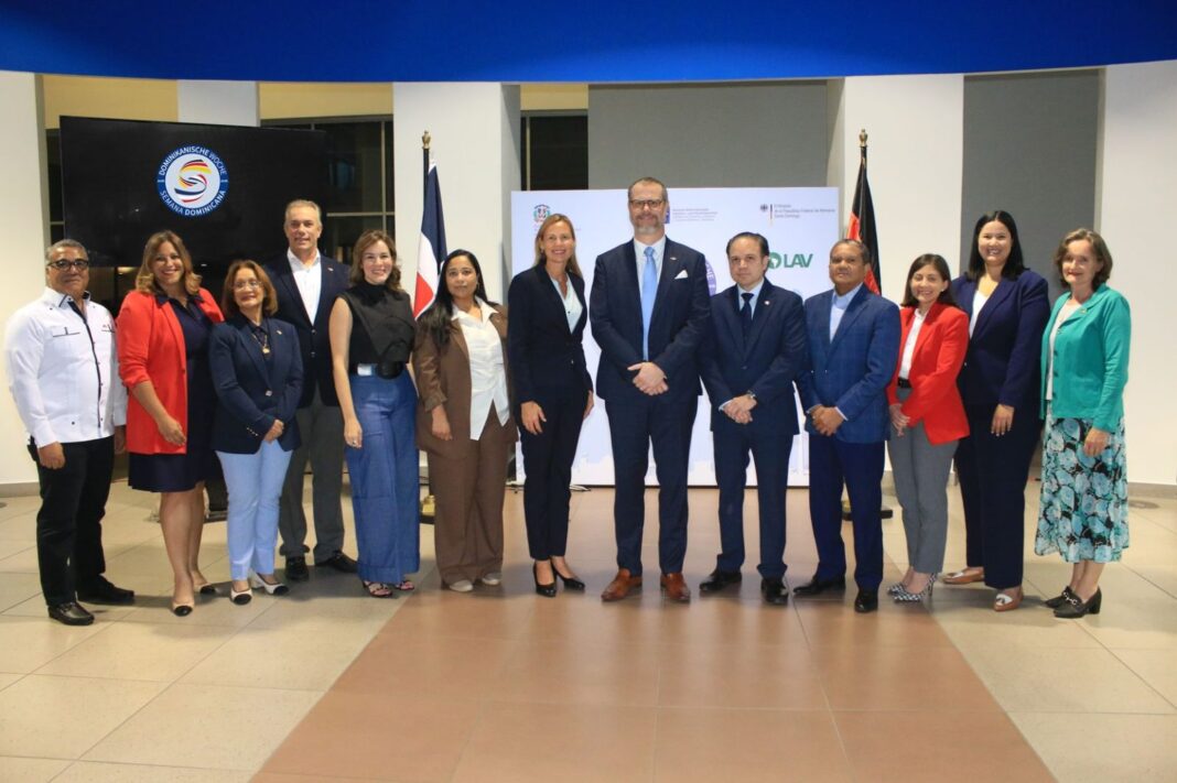 Karsten Paul Windeler, actual presidente de la Cámara de Comercio Dominico alemana y la embajadora de Alemania en el país, Maike Friedrichsen, al centro junto a directivos de la organización e invitados al evento.