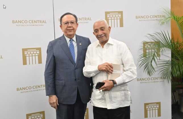 El maestro Rafael Solano y el gobernador del Banco Central RD.