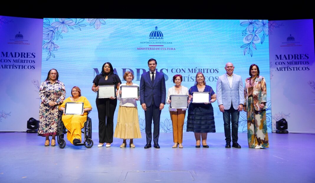 El ministro de Cultura, Roberto Ángel Salcedo, encabezó en la Ciudad Corazón un emotivo acto de reconocimiento a un grupo de madres destacadas en el ámbito cultural.