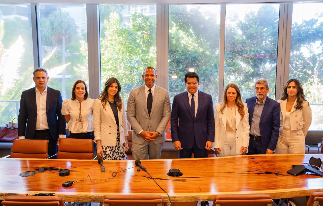 Momento en el que el ministro de Turismo, David Collado, y el empresario y ex astro de grandes ligas anunciaron la inversión millonaria en turismo de lujo que se realizará en el complejo Playa Grande,