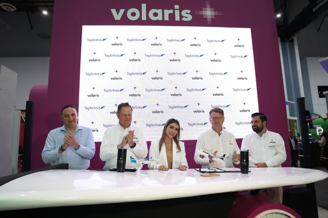 Ejecutivos de TagAirlines y Volaris luego de sellar la alianza de código compartido